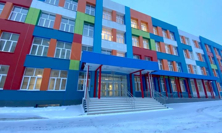 В Омской области строят шесть новых школ и 10 детских садов