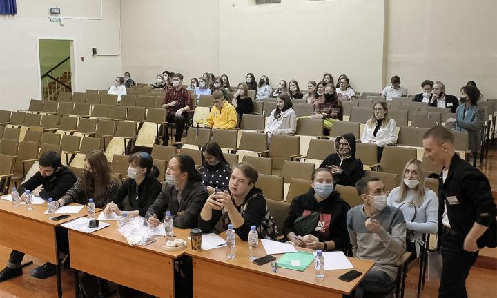 Омские школьники организовали турнир по дебатам