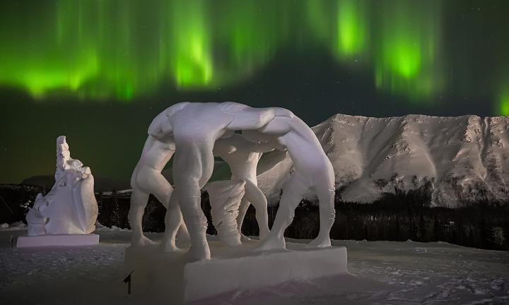 «Северная птица счастья»: омичка заняла второе место на Международном фестивале снежно-ледовых скульптур
