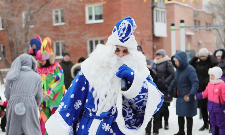 Новый год к нам мчится на «ДедМоробусе» – спецрейс для Деда Мороза и Снегурочки по улицам Омска
