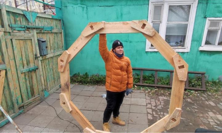 В Омске появился ещё один дом со шпилем. Волонтёры «Том Сойер Феста» отреставрировали фасад на Герцена
