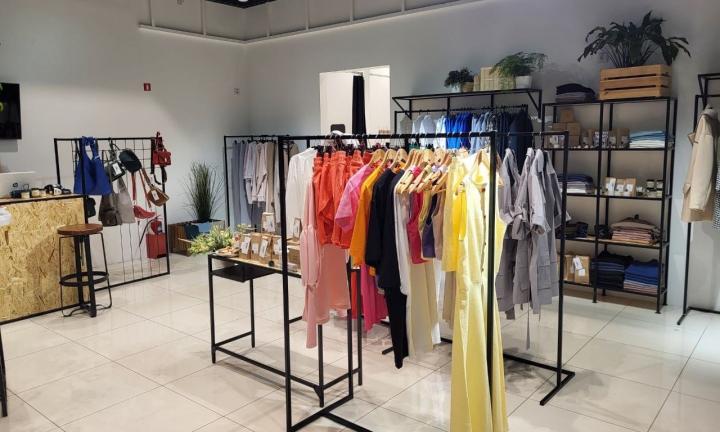«Теплица» омских брендов: в МЕГЕ открылось пространство с одеждой и аксессуарами локальных производителей