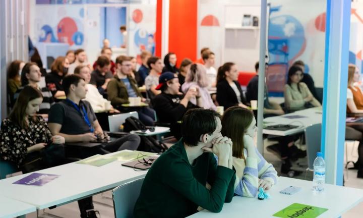 Студенты крупнейших вузов России проведут бесплатные курсы для омских школьников