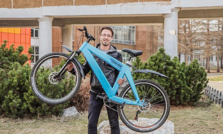 Омич создал прототип велосипеда из переработанного пластика