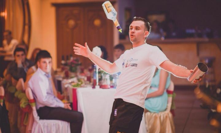 Омский бармен с 18-летним стажем: в чём кайф его работы и почему она подходит противникам алкоголя