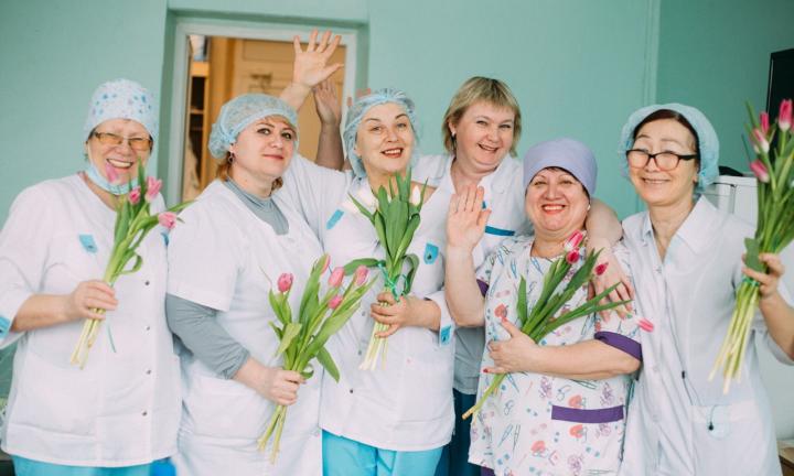 Фонд «Обнимая небо» просит помощи, чтобы поздравить медсестёр хосписа с 8-м марта
