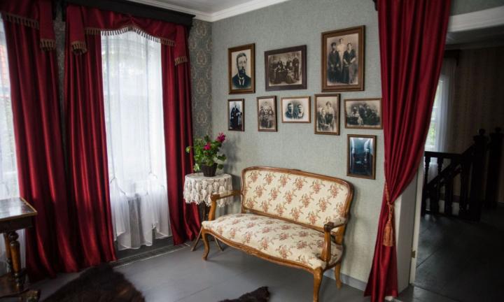 Дом сибирского казака и особняк купеческого быта: в Большеречье открыли две новые экспозиции