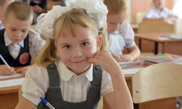 В Омске начали принимать заявления на выплату 10 тысяч рублей родителям школьников