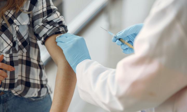 «Любой вирус страшнее прививки от него»: как омичи перенесли вакцинацию «Спутником V»