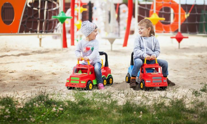 Весело на свежем воздухе: 6 безопасных и интересных детских площадок в Омске