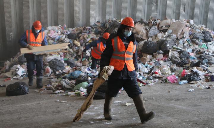 «Омичи могут зарабатывать на мусоре»: эксперты критикуют новый завод на Ленинской свалке и рассказывают, как реально избавиться от отходов 