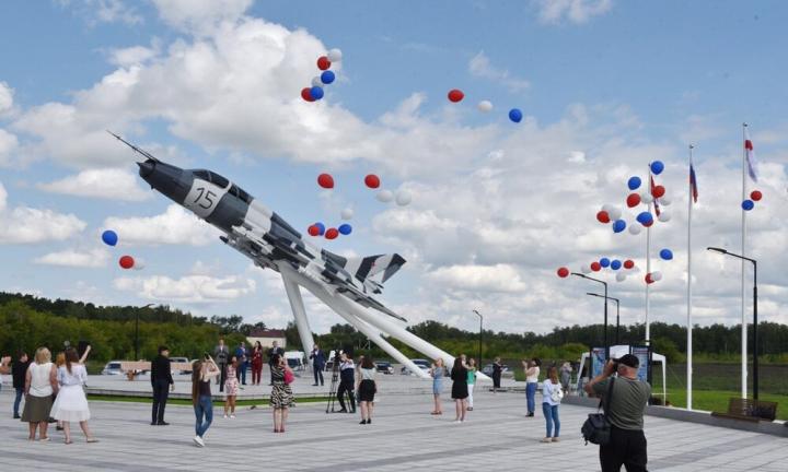 В Чернолучье открыли памятник истребителю Су-17 